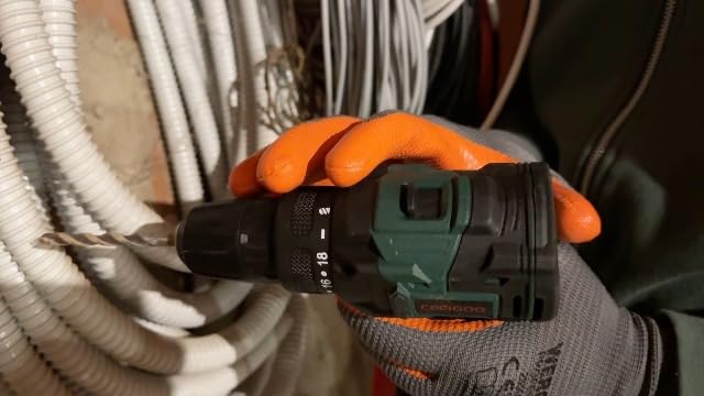 Bild 6 - Akkuschrauber Bürstenlos 21V, CEEIGOO Akku Bohrschrauber mit Akku 2000mAh, 42N.m Akku Bohrmaschine, 2 Gang, 18+1 Drehmomentstufen, LED Licht, 20 tlg Zubehöre Set für Haus und Garten DIY Projekt