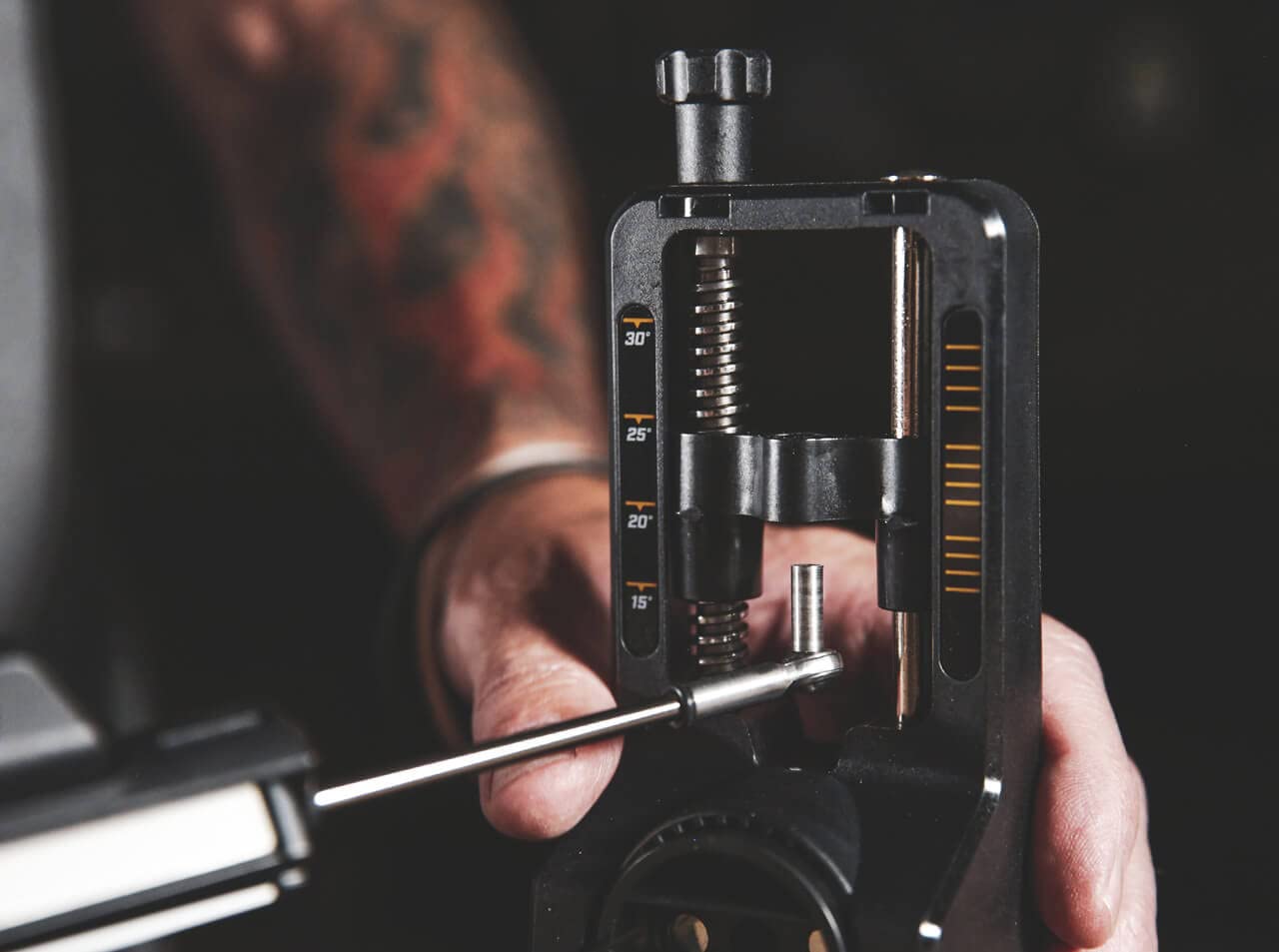 Work Sharp Schärfgerät Precision Adjust Knife Sharpener - manueller Messerschärfer mit einstellbarem Winkel - stabile und standfeste Grundlage für das Schleifen auf dem Tisch