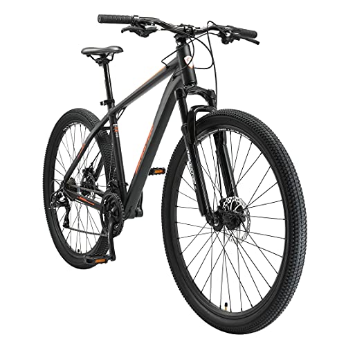 QUALITÀ DEL PRODOTTO: Con il cambio a catena Shimano a 21 rapporti della nostra MTB in alluminio è possibile cambiare rapporto quasi senza soluzione di continuità e, grazie alla forcella elastica con 90 mm di corsa, percorrere un terreno accidentato diventa un piacere. I freni a disco meccanici posteriori e anteriori assicurano il controllo necessario e i cerchi a sezione cava garantiscono stabilità su qualsiasi tipo di fondo