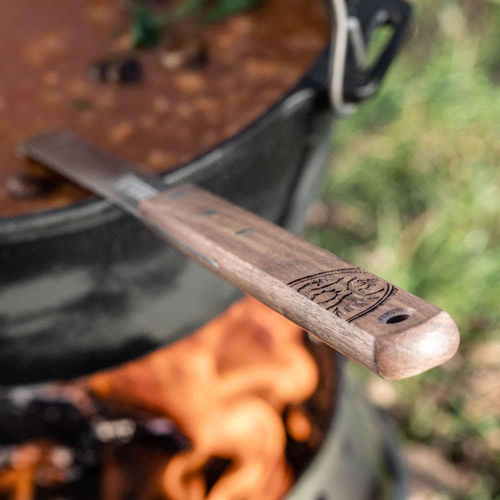 Petromax Cucharón de 50 cm – Paleta grande de acero inoxidable con mango de madera de nogal y boquilla para cocinar al aire libre