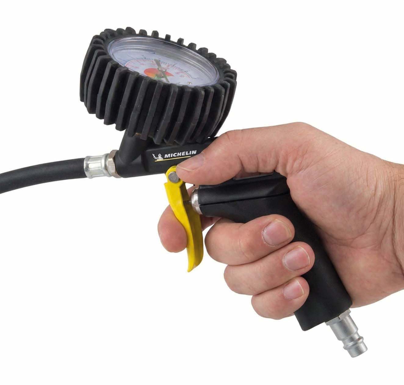 MICHELIN, Kit Accessori per Compressore 8 Pezzi (Include Tubo a Spirale 5m Completo di Attacchi Rapidi, Pistola di Gonfiaggio, Pistola di Soffiaggio, Aerografo a Gravità, Pistola di Lavaggio, 3 Ugelli
