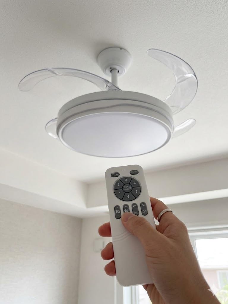 Genérico Ventilador de Techo con Luz LED Regulable, 4 Aspas Transparentes, Motor DC Silencioso, 6 Velocidades, Función Inversa Verano/Invierno, 60W, con Mando a Distancia