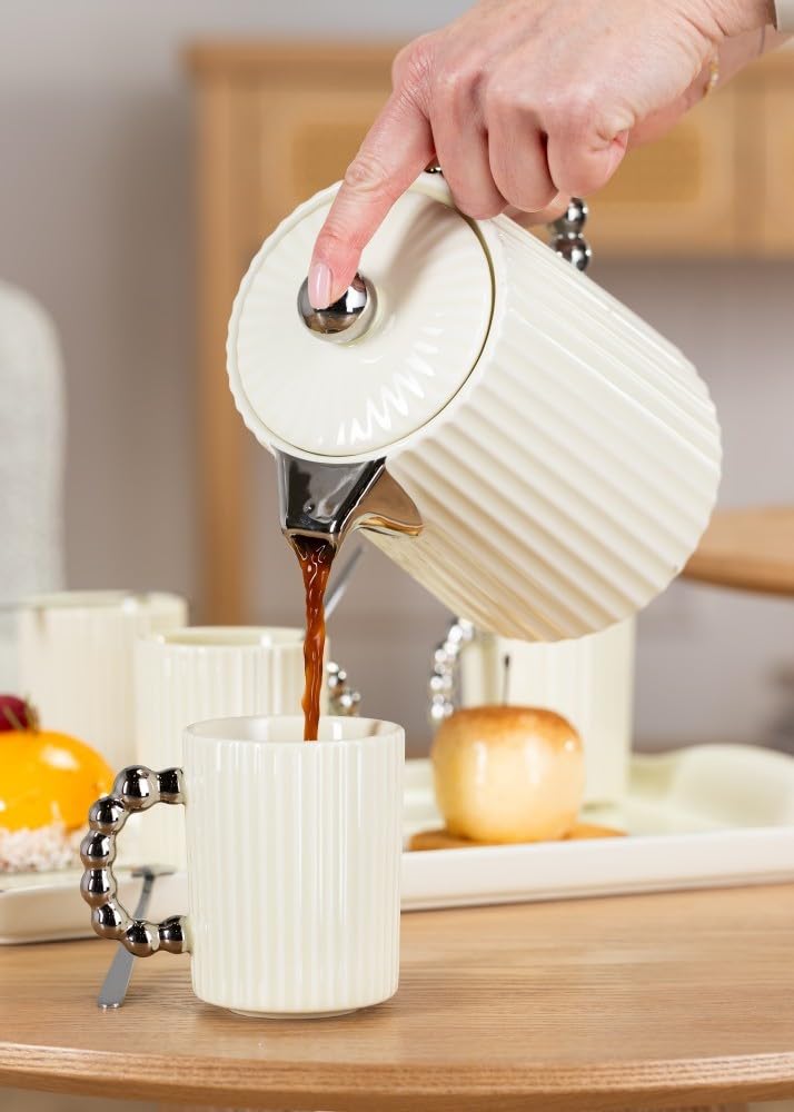 Service à café en céramique pour 4 personnes – Set avec théière, 4 tasses et plateau de service – Service à café crème avec poignée en métal – Idéal pour le service à café ou à thé