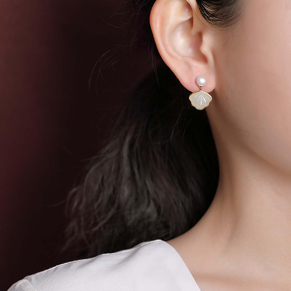 Elegantes pendientes de jade perla, pendientes en forma de concha marina, pendientes de tachuelas de jade de hotan de plata esterlina 925 joyas de jade para mujeres