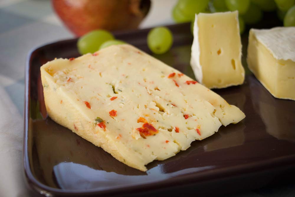 GUSTOS - Paprika-Thymian-Käse von Gustos, 650 GR ca, Thymian und Paprika machen aus diesem halbfesten Schnittkäse aus Kuhmilch einen unwiderstehlichen Hochgenuss