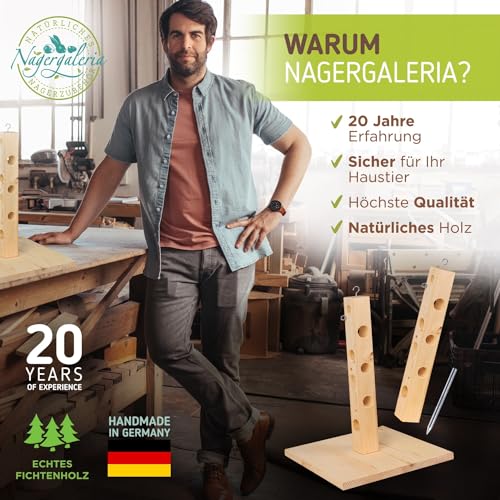 Nagergaleria® Futterbaum Kaninchen Meerschweinchen mit Bodenplatte aus Holz und Erdspieß fürs Freigehege Hasen | Heuraufe Kaninchen