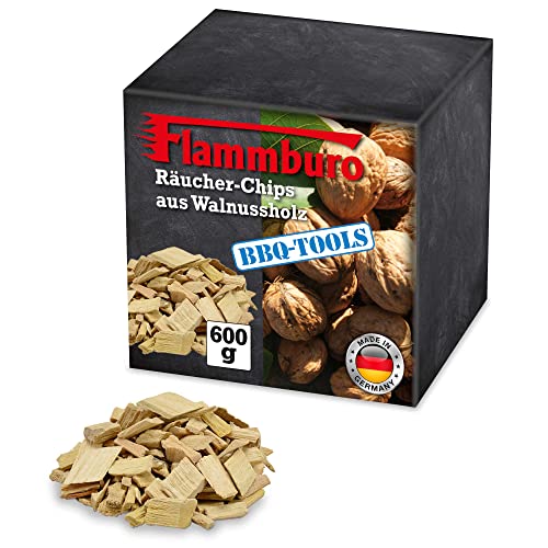 FLAMMBURO Puces de fumage en bois de noyer 600 g - Copeaux de bois de fumage pour barbecue, fumoir, barbecue, copeaux, farine, copeaux - cerise, noyer, whisky (bois de noyer) Cover