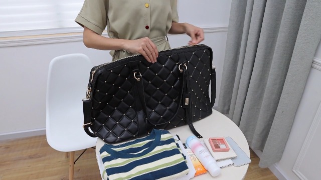 Amazon.com: Badgley Mischka Modern 20" L x 8" W x 13" H Quilted Vegan Leather Travel Tote Weekender Bag : Clothing, Shoes & Jewelry Amazon.com: Badgley Mischka Modern 20" L x 8" W x 13" H Quilted Vegan Leather Travel Tote Weekender Bag : Clothing, Shoes & Jewelry