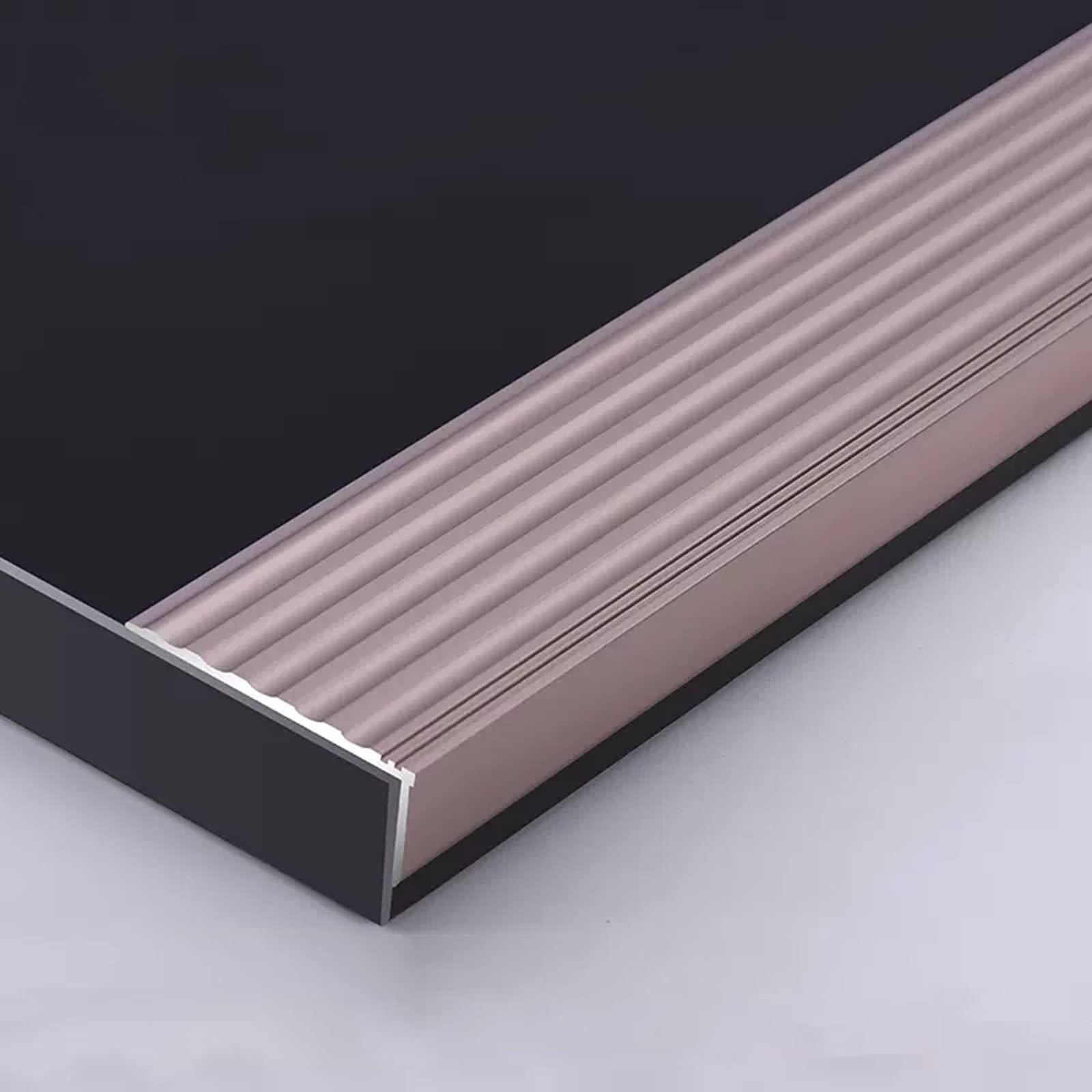 Bordure de marche moulage en L pour sublimer la transition du carrelage de cuisine vers le séjour