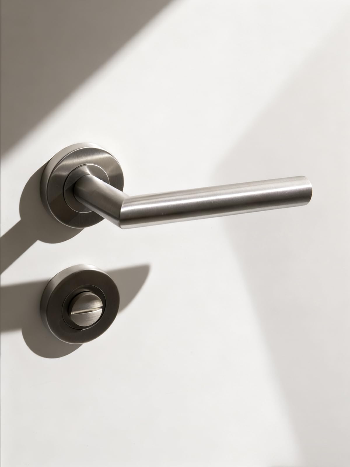 WC - Cerradura de baño, tirador de puerta, asa de puerta de acero inoxidable moderna en forma de L, diseño elegante y simple (1, plateado, WC)