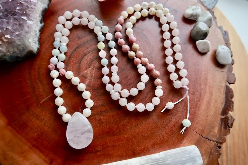 Rosenquarz, Trochidae-Muschel, Rhodonit, Morganit und Perlmutt, Mala-Perlen, 108 Mala-Halskette, geknotete Mala, WWG-Halskette, Yoga-Schmuck, Meditationsperlen, spiritueller Schmuck, Boho-Schmuck, 86
