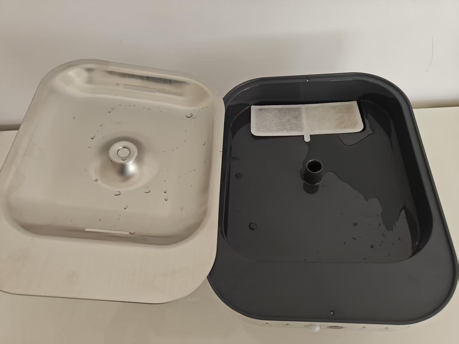 Fuente inalámbrica para gatos, 2,5 L, batería de 5000 mAh, detector de movimiento, para perros y gatos, con bandeja de acero inoxidable, color gris oscuro y plateado