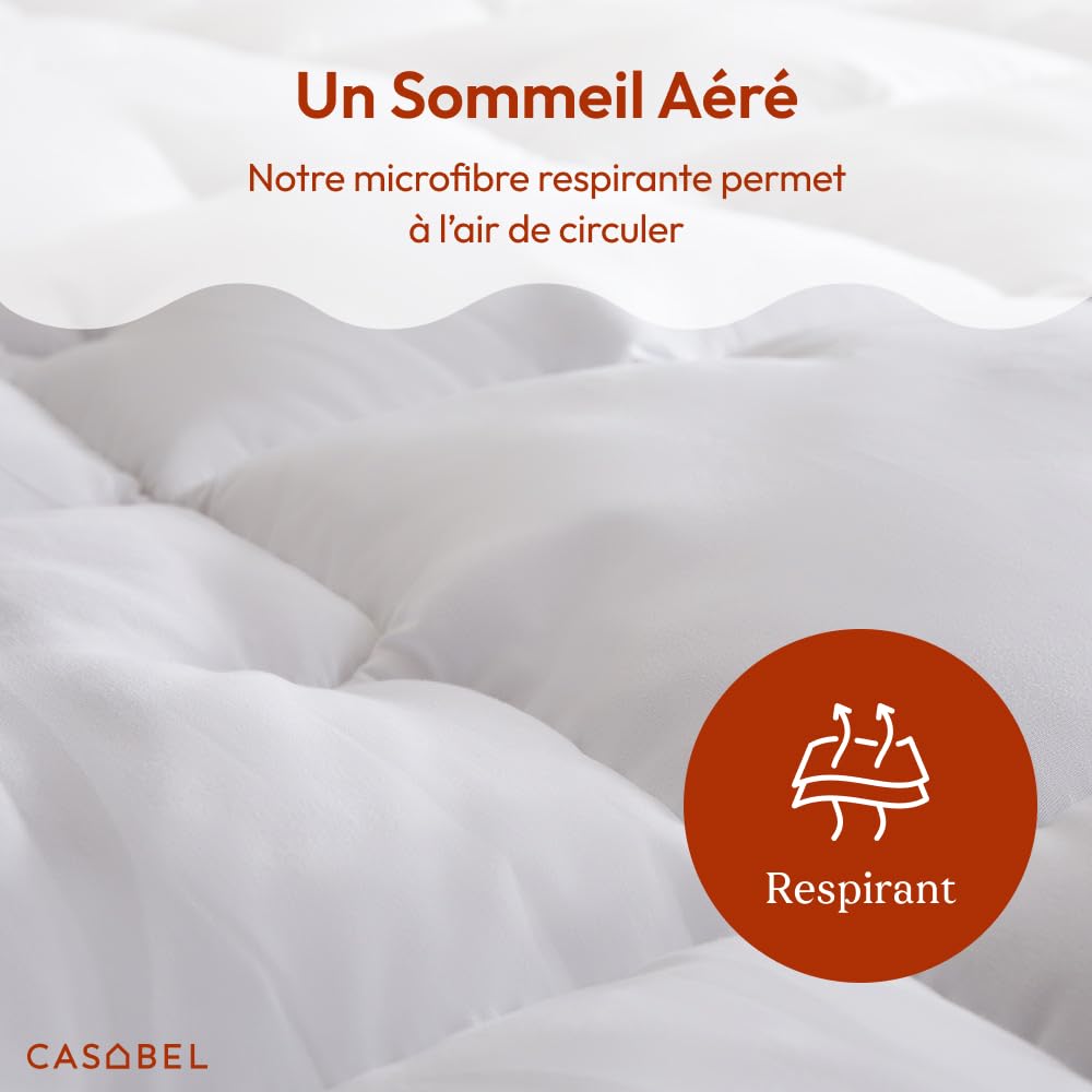 CASABEL Surmatelas 160 x 200 en Microfibre Respirante avec Liseré Bleu – Ultra Moelleux, Anti-Acariens – Idéal pour Matelas 2 Personnes 160x200