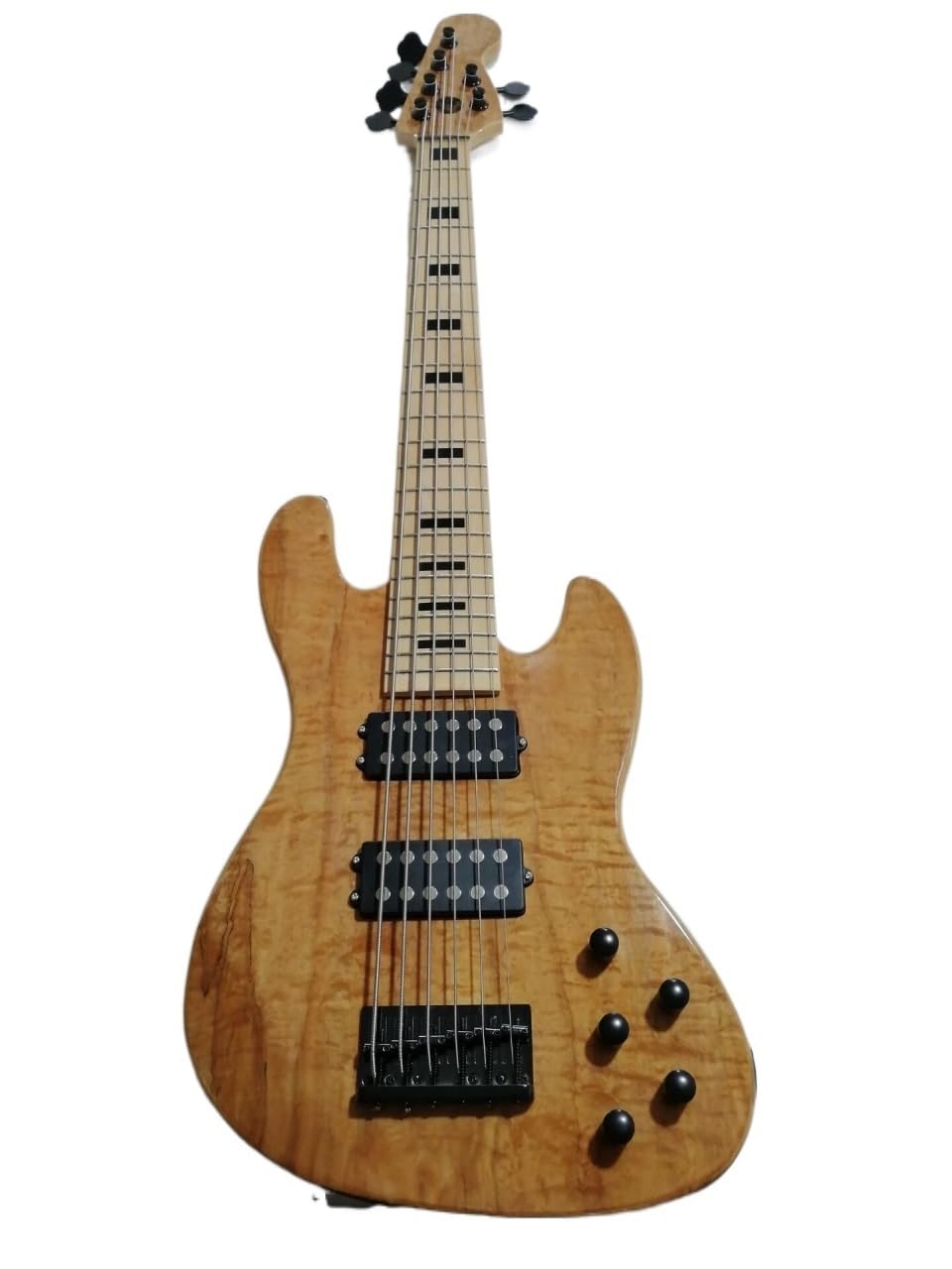 Bas jazzowy w kolorze niestandardowego drewna, korpus z litego jesionu pikowanym fornirem klonowym, aktywne przetworniki HH, 6 strun, czarny osprzęt
