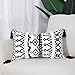 hi-home 1 housse de coussin décorative Boho - En coton - Avec pompon - Pour canapé, chambre, salon, voiture - 30 x 50 cm - Noir et blanc
