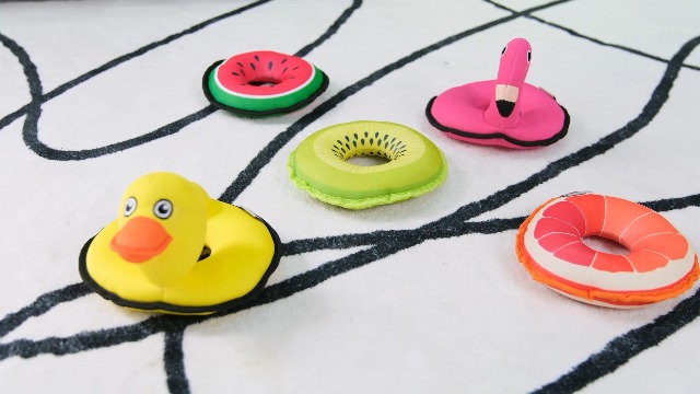 Amazon | Pawplusee 犬用おもちゃ 浮遊 きしむ音付き 水泳リング