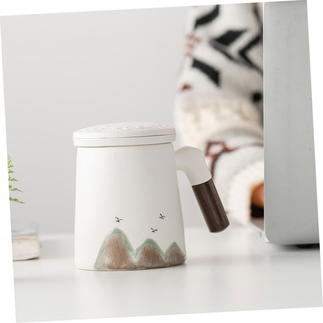 Taza de Cerámica con Tapa E Infusor para Té, Filtro Integrado para Hojas Sueltas, Diseño Blanco Adecuado para Uso en Escritorio