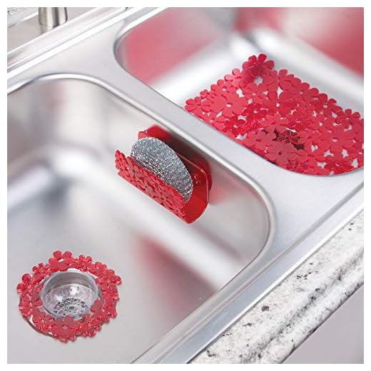mDesign Juego de 3 Accesorios de Cocina de plástico para fregaderos Dobles – Incluye un Filtro para Fregadero, una Rejilla para Fregadero y un Guarda estropajos de diseño Floral – Rojo
