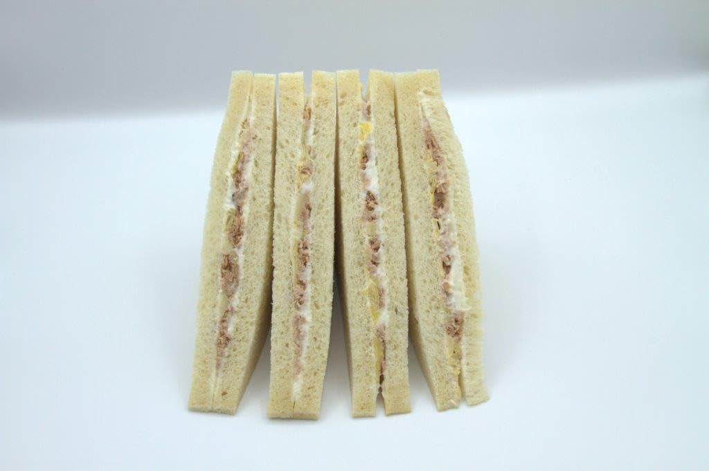 Confezione da 10 tramezzini gusti assortiti: 2 tonno e verdure 2 tonno e carciofi 2 tonno e uova 2 prosciutto cotto e formaggio e 2 prosciutto cotto e funghi