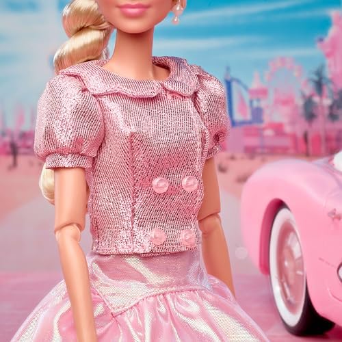 Barbie Margot Robbie'nin Barbie'yi canlandırdığı filmden, pembe bluz ile tütü etek giyen ve uyumlu mücevherler takan saçları yapılı, koleksiyona uygun bebek, JBJ53 - Görsel 4