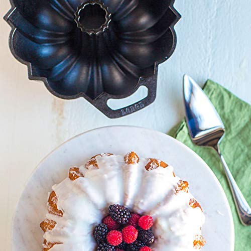 Lodge Legacy Series Seasoned Cast Iron Fluted Cake Pan with Assist