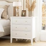 Design aux bords fins avec poignées en métal : profil carré clair de la table de nuit combiné avec des poignées discrètes en cuivre pour une esthétique raffinée et minimaliste.