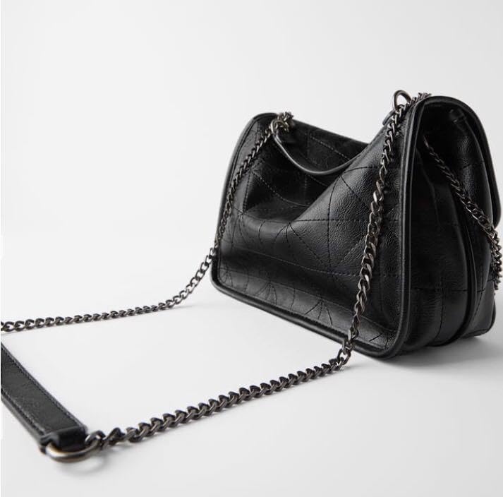 新品☆ZARA ザラ キルト&ボア ショルダーバッグ ブラック ☆ZARAザラキルティング加工メッセージテキストショルダーバッグ