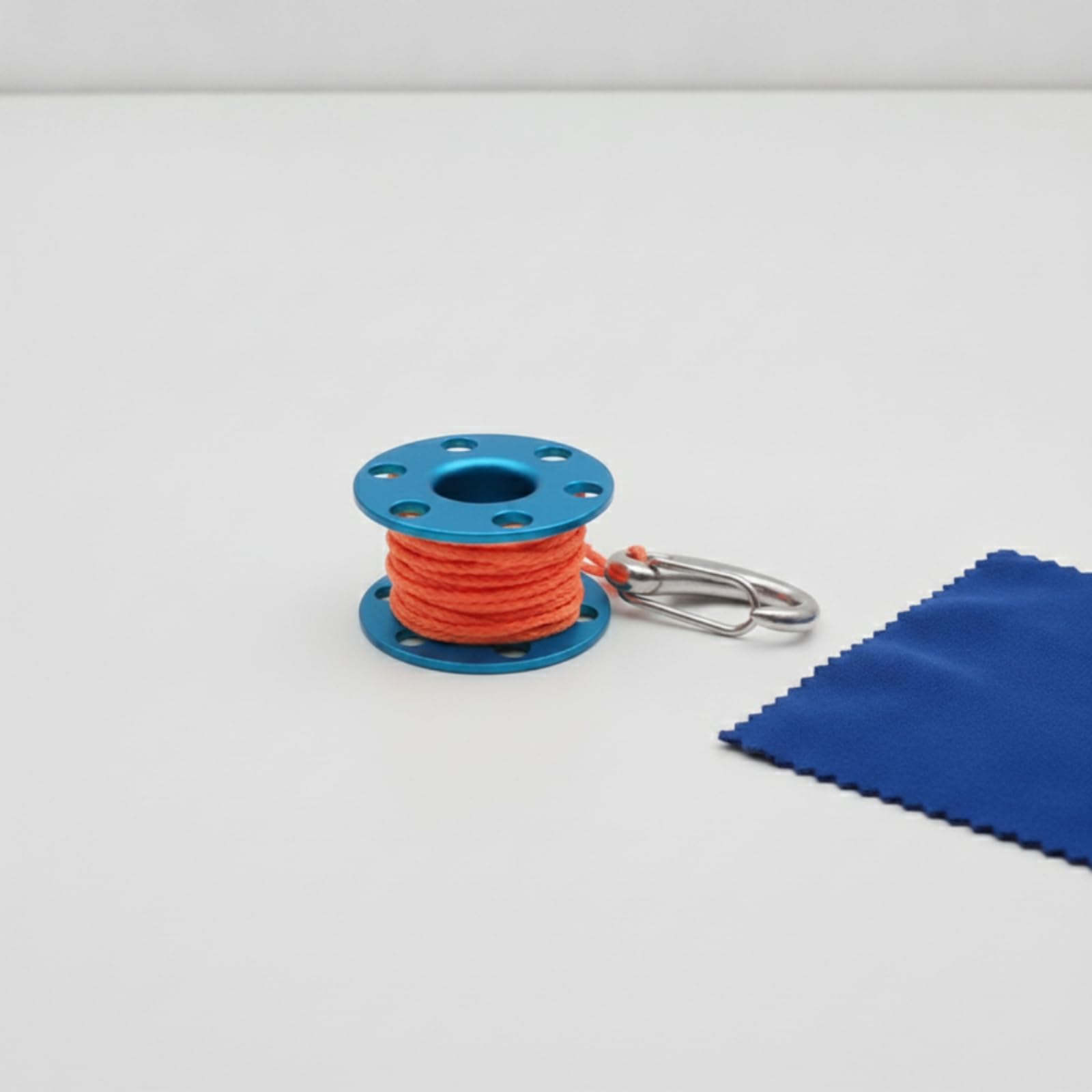 Gralara Ciondolo a Forma di Rocchetto Leggero Mini Rocchetto Decorativo Compatto Accessorio per Pendolari, Ruota Blu Con Filo Giallo