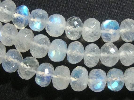 Pierre de lune bleue pour créer vos bijoux d'été légers et élégants