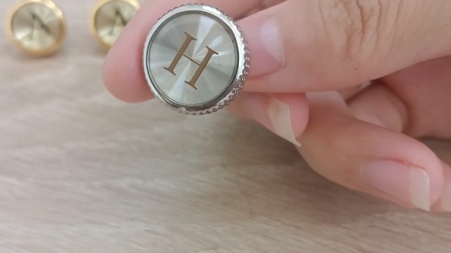Mancuernillas clásicas de letra para hombre en cobre dorado miniatura 7