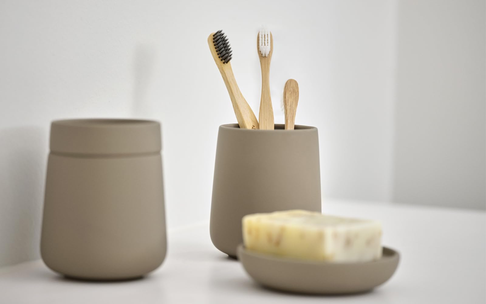 Zone Denmark Nova One Zahnputzbecher, Zahnbürstenbecher aus Keramik mit Soft Touch-Beschichtung, Durchm. 8 cm, Höhe 10 cm, Taupe