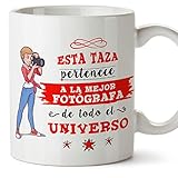 taza objetivo fotográfico 🎉 LA TAZA, EL REGALO IDEAL MULTIUSOS. Una bonita, colorida y divertida taza, que también vale para muchas cosas. No es necesario comprar regalos caros para hacer sonreír a alguien. La taza pale para todo, aunque se llame “taza de café” o “taza desayuno”, pueden contener otros líquidos como té o incluso cerveza… Desayuna con tu fotógrafa y dile: Eres la mejor fotógrafa del mundo.