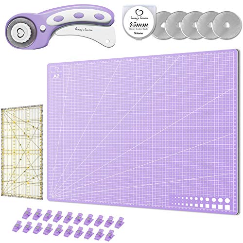 Honey's Heaven 45 mm Rollschneider Stoffschneider Set inkl. Schneideunterlage, Ersatzklingen, Stoffklammern, Patchwork-Lineal (Lavendel, Schneidematte im A2-Format)