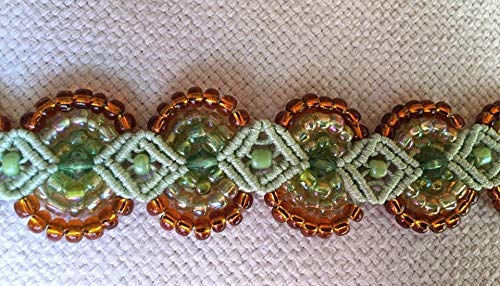 Pulsera macrame verde hecha a mano con cuentas ambar y verdes.Mide aprox.17 cm. de largo y 3 cm. de ancho Cierra con botón