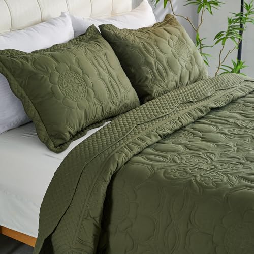 Image of EVENHUG Quilt Set King Size Soft Lightweight Olive Green Bedspreads with 2 Pillow Shams Reversible Bedding Coverlets for All Seasons 3 Piece (106 inchx96 inch)