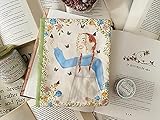 La funda está confeccionada en algodón 100% ecológico con acolchamiento de algodón interior. La funda viene con dos patrones diferentes, por un lado, el exterior que se inspira en Ana de las Tejas Verdes y por otro el patrón interior que la embellece aún más