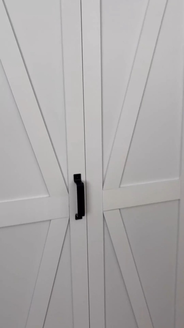Puerta plegable de granero corrediza bi-fold de 64" x 84" de vidrio esmerilado con herrajes | Puerta de clóset blanca resistente al agua con riel de 72", panel sólido ensamblado para reducción efectiva de sonido miniatura 7