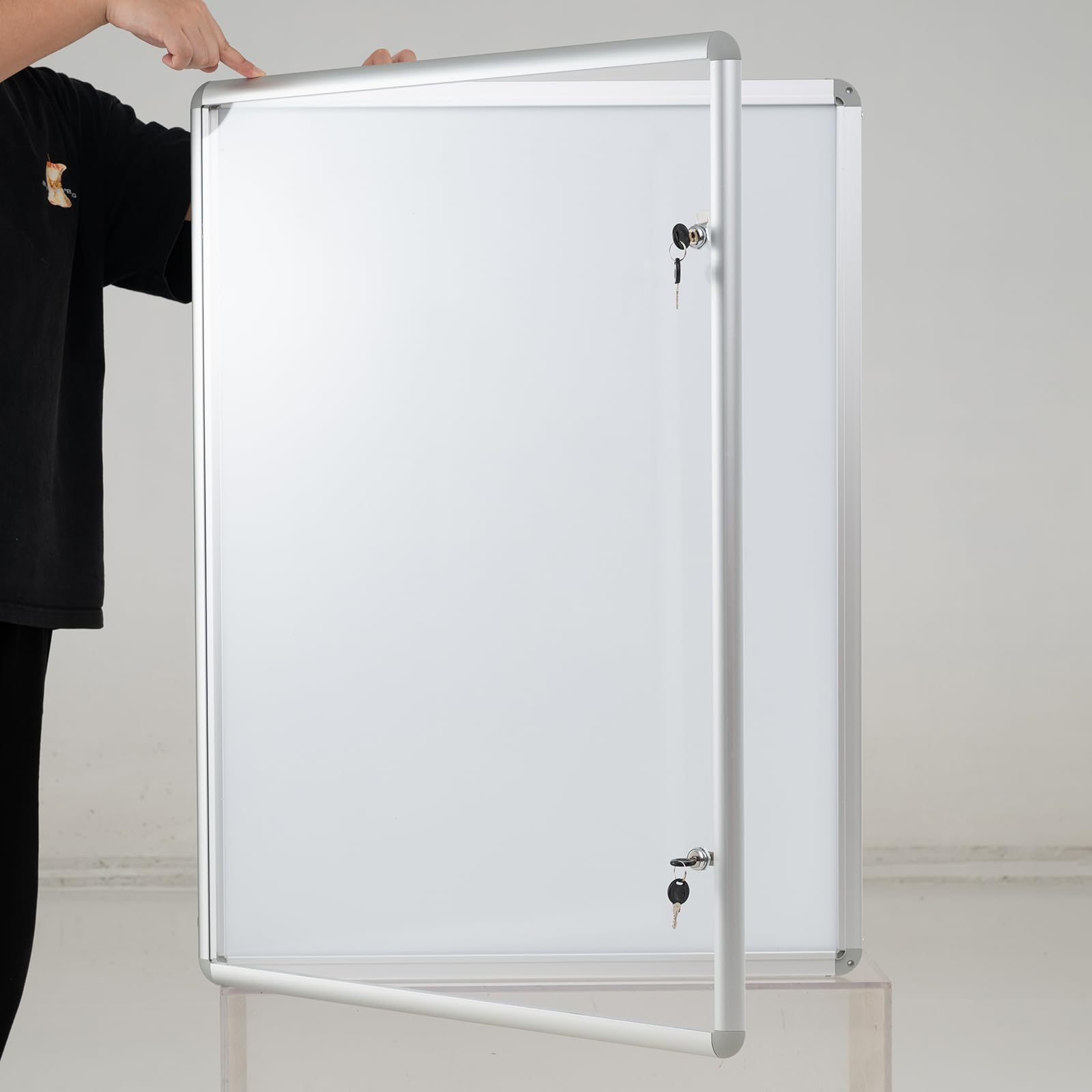 KOMFOTTEU Bacheca Magnetica da Parete, Bacheca con Porta in PET, Trasparente e Serratura, Lavagna e Telaio in Alluminio Leggero, Ideale per Ufficio, Condominio e Scuola (Argento,96 x 71 cm)