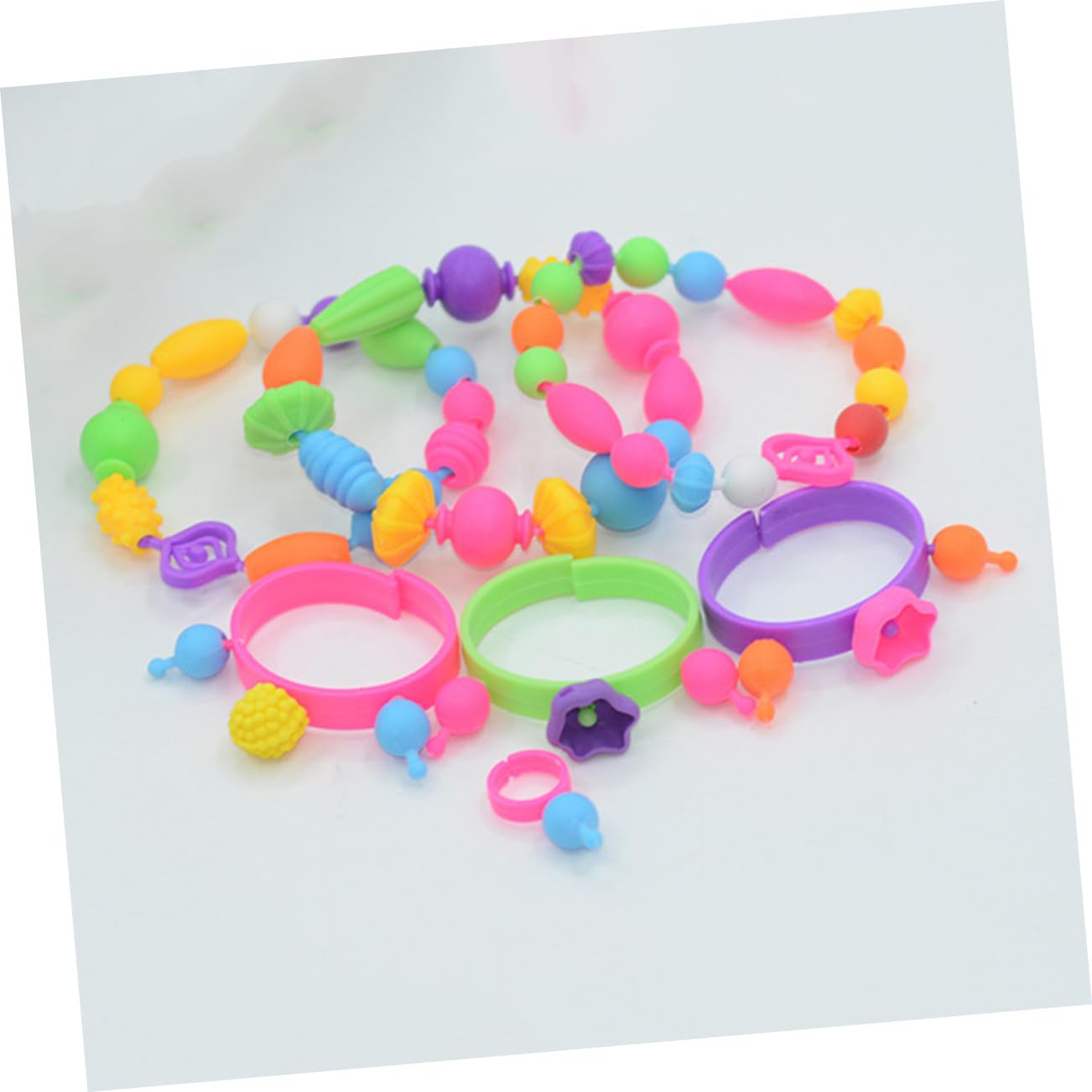 Yardwe Juego De Cuentas De Plástico Diy Para Niñas, Caja 550 Piezas, Pulseras y Collares Hechos a Mano, Almacenamiento Portátil Transparente, Manualidades Creativas Infantiles