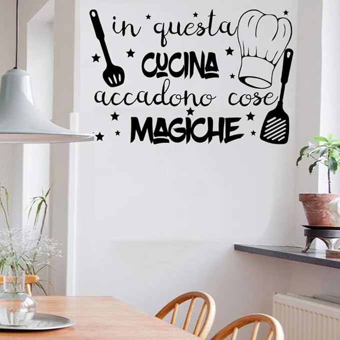 Adesivo da parete in vinile con frase in italiano "IN QUESTA CUCINA" adesivi murali frasi in italiano citazione, decorazione da parete, Wall Stickers (120x85)
