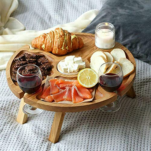 Table de pique-nique pliante en bois contre le sable sur la plage
