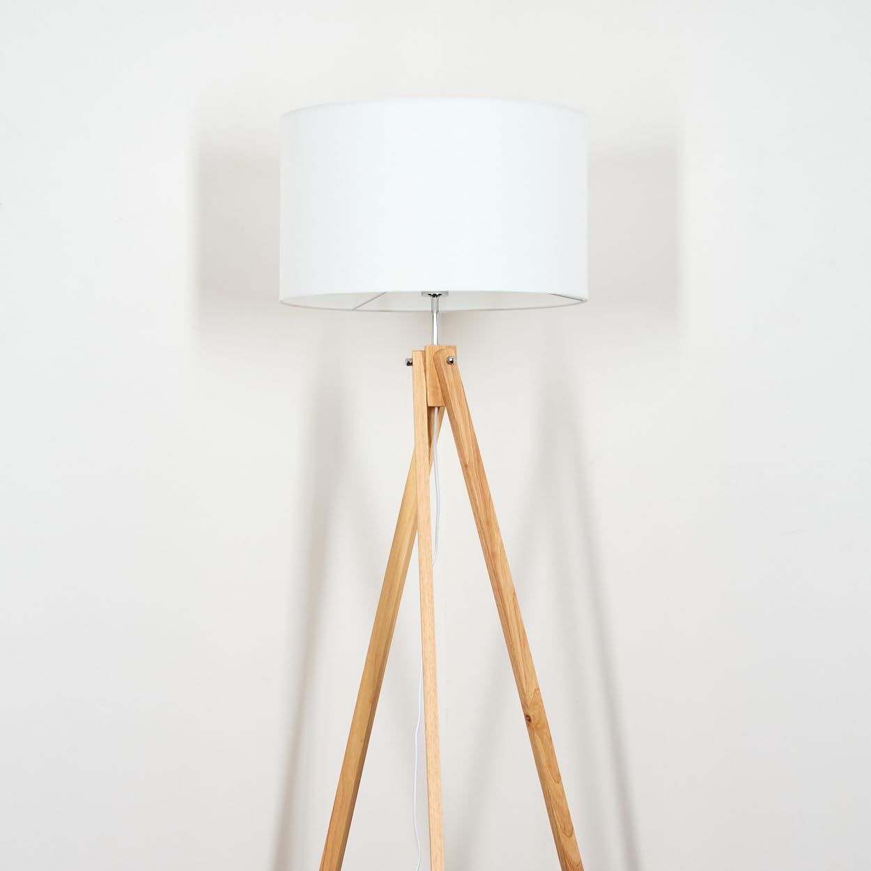 Stehleuchte Flemming, Stehlampe aus Holz/Stoff in Naturfarben/Weiß, Leuchte im modernen Boho-Style, skandinavisces Design (Ø50 cm), Höhe 151 cm, mit Fußschalter, 1 x E27, ohne Leuchtmittel