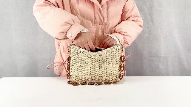 Bolso pequeño de paja trenzado para mujer con cadena miniatura 7