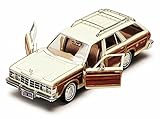 Motormax 1979 Chrysler LeBaron Town and Country Wagon 1/24 Scale Diecast Model Car Beige with Woodie Siding