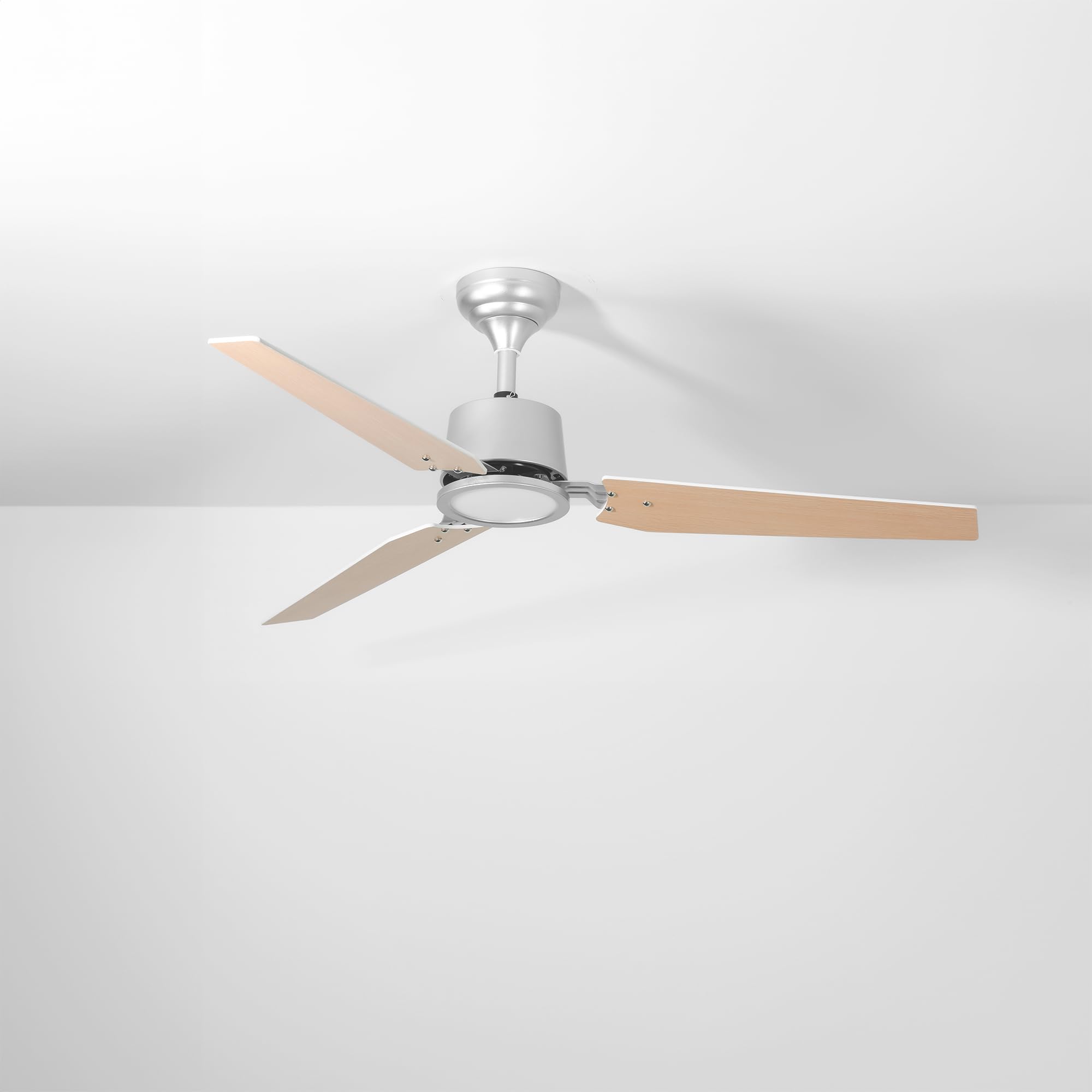 Faura Ventilador Techo Plata/Madera Clara. 3 Aspas Ø132cm. Luz Led 18W Neutra/Cálida/Extra Cálida. Motor DC. Verano/Invierno. 6 Velocidades. Control Remoto Temporizador. Silencioso. Brisa