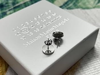 Amazon.co.jp: Maison Margiela ロゴ ピアス シルバー x ブラック 9 Amazon.co.jp: Maison Margiela ロゴ ピアス シルバー x ブラック 9