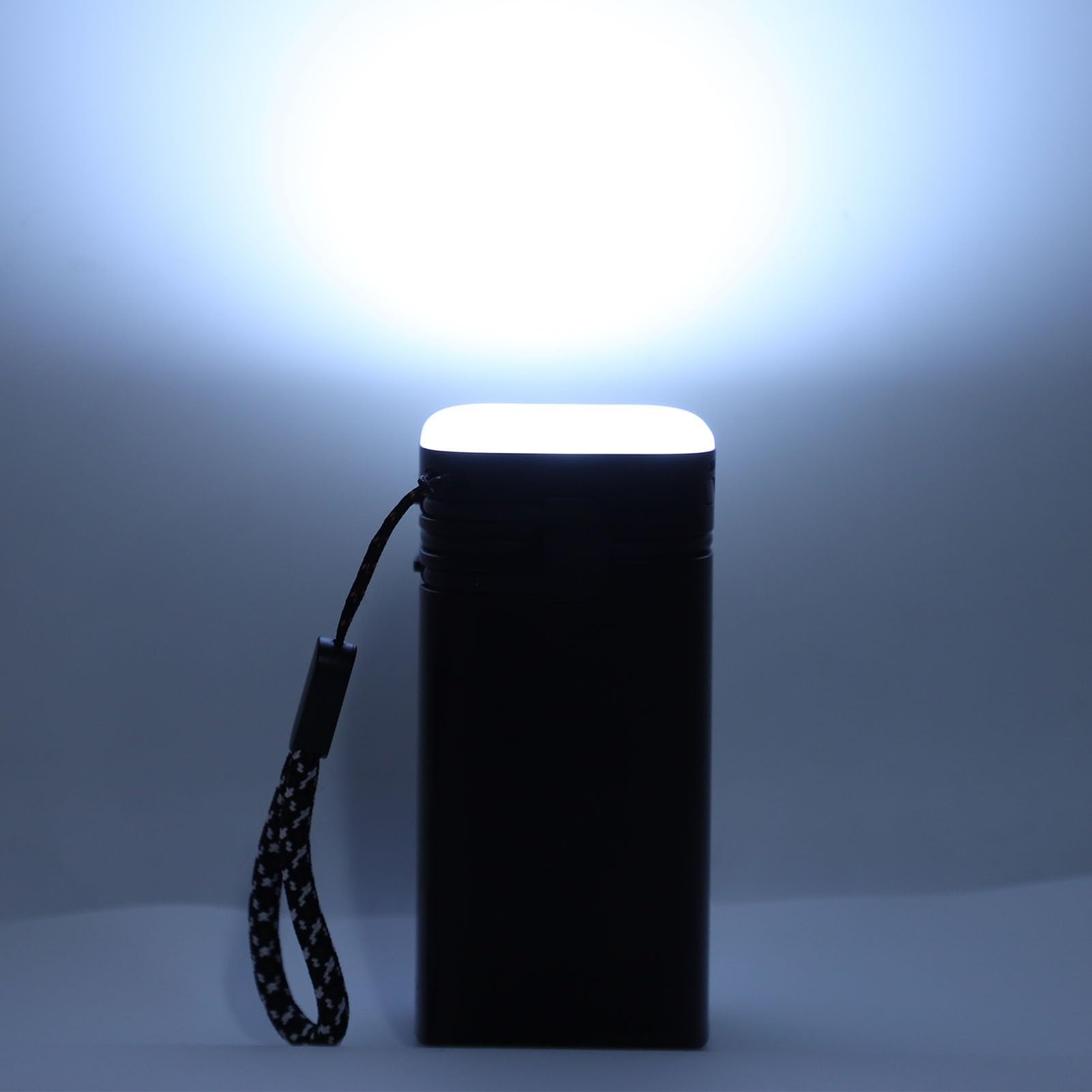 Power Bank Portatile, Stazione di Alimentazione Ad Alta capacità da 20000 MAh con Luci da Campeggio, 3 Livelli di luminosità e Cavo Integrato, 4 Uscite per Campeggio Ed Emergenza
