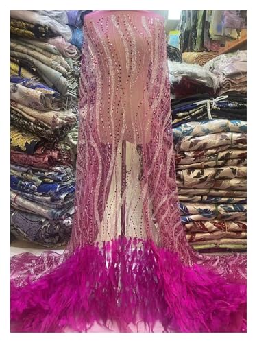 Dentelle tendance et plumes pour créer une robe de soirée sur mesure qui capte tous les regards