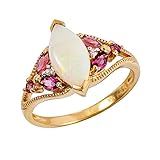 Une bague féminine marquise sertie d'une opale laiteuse. Serti de pierres précieuses de tourmaline rose de chaque côté avec un diamant au centre. La bague parfaite pour un anniversaire d'octobre.