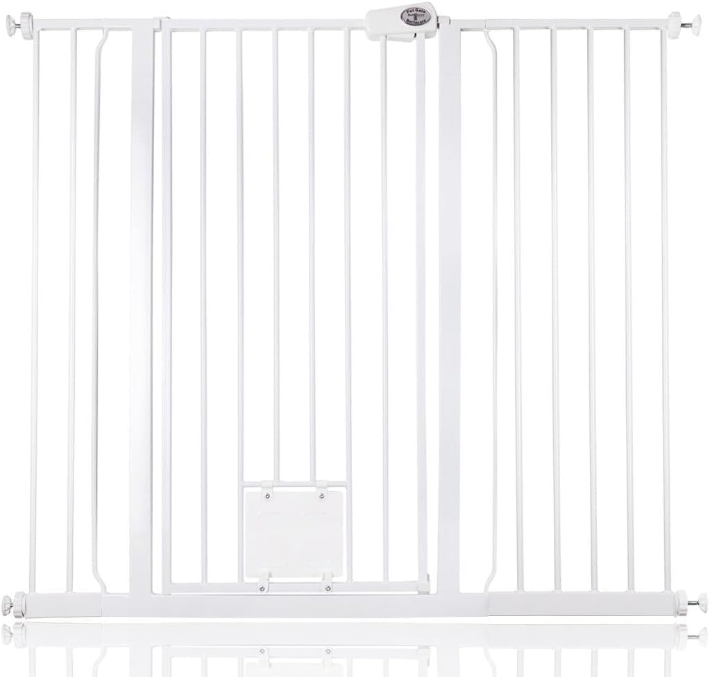 Bettacare Puerta Extra Alta para Mascotas con Trampilla Bloqueable para Gatos, 120,3cm - 127,9cm, Blanca, Altura de 104cm, Barrera de Seguridad Extra Alta para Perros con Trampilla para Gatos